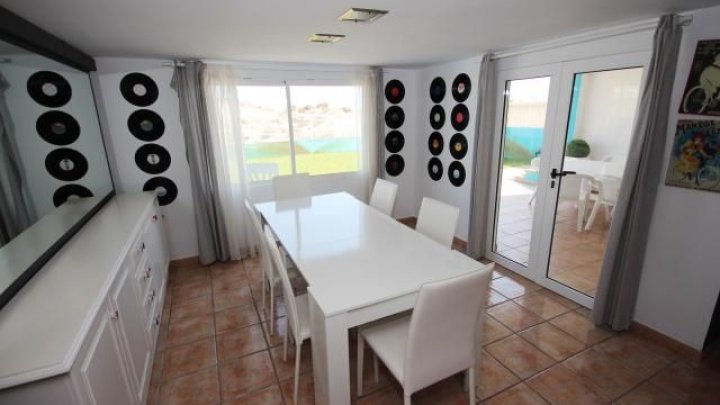 Strandvilla mit Pool, 2 Wohnungen und direktem Zugang zum Dünenstrand von Oliva
