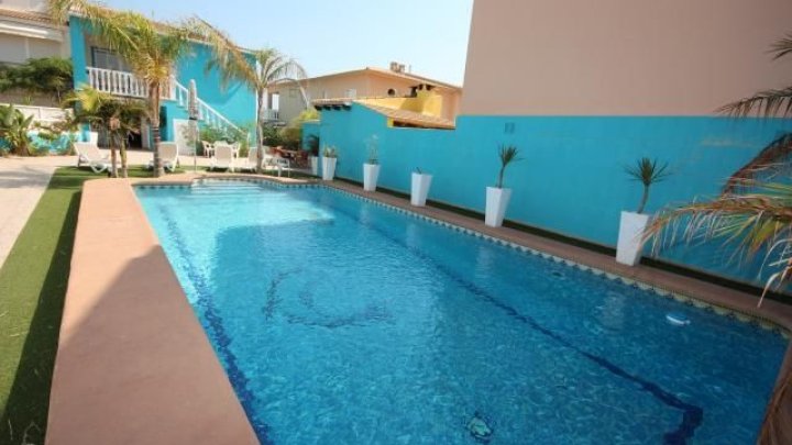 Strandvilla mit Pool, 2 Wohnungen und direktem Zugang zum Dünenstrand von Oliva