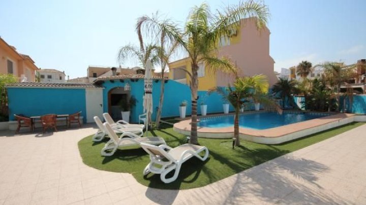 Strandvilla mit Pool, 2 Wohnungen und direktem Zugang zum Dünenstrand von Oliva