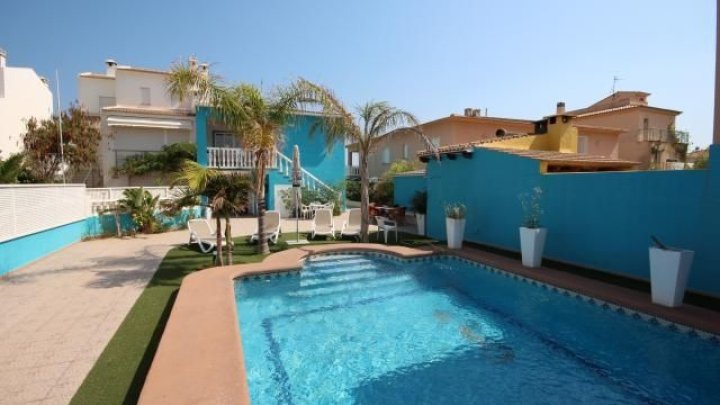 Strandvilla mit Pool, 2 Wohnungen und direktem Zugang zum Dünenstrand von Oliva