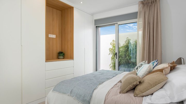 Wunderschöne eingeschossige Villen mit 3 Schlafzimmern, 2 Bädern, Dachterrasse, Privatpool und Kfz-Stellplatz