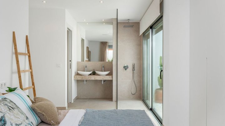 Wunderschöne eingeschossige Villen mit 3 Schlafzimmern, 2 Bädern, Dachterrasse, Privatpool und Kfz-Stellplatz