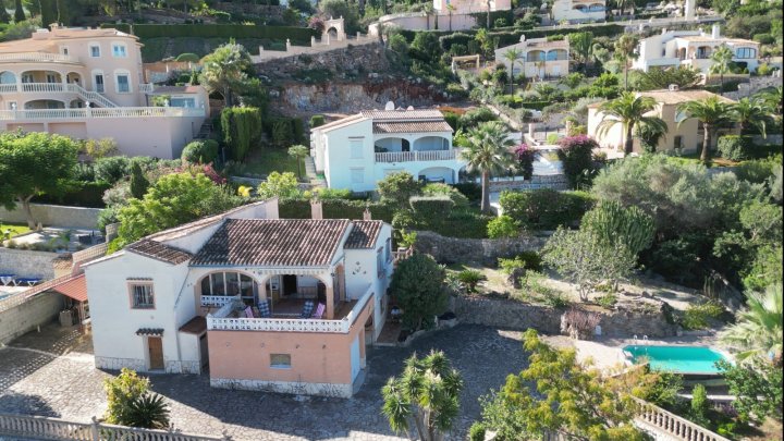 Renovierungsbedürftige Villa mit riesigem Grundstück, 2 Garagen und herrlicher Aussicht in La Sella