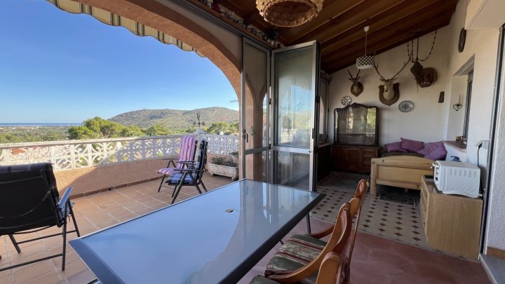 Renovierungsbedürftige Villa mit riesigem Grundstück, 2 Garagen und herrlicher Aussicht in La Sella
