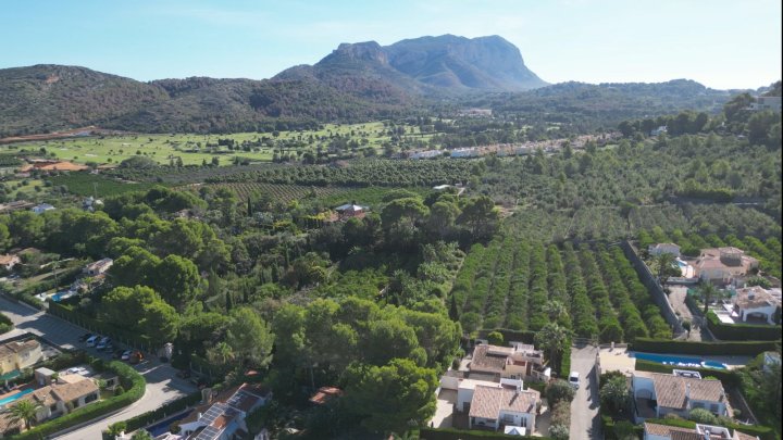 Renovierungsbedürftige Villa mit riesigem Grundstück, 2 Garagen und herrlicher Aussicht in La Sella