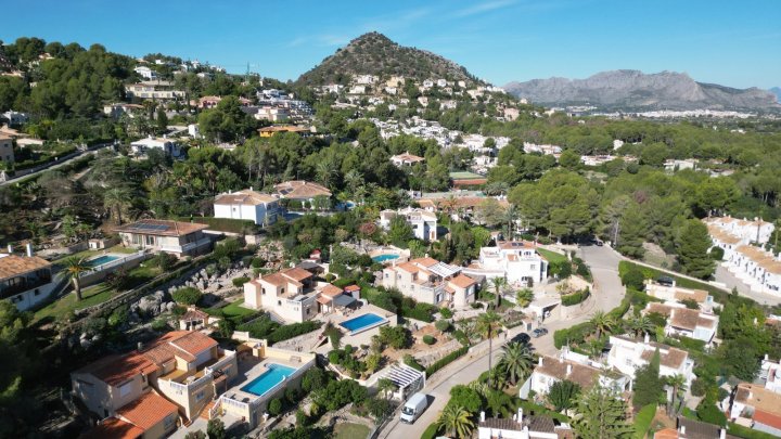 Renovierungsbedürftige Villa mit riesigem Grundstück, 2 Garagen und herrlicher Aussicht in La Sella