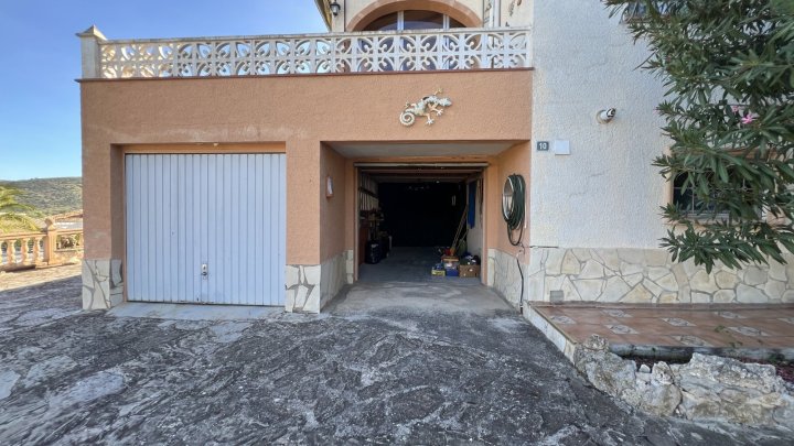Renovierungsbedürftige Villa mit riesigem Grundstück, 2 Garagen und herrlicher Aussicht in La Sella