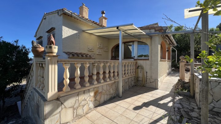 Renovierungsbedürftige Villa mit riesigem Grundstück, 2 Garagen und herrlicher Aussicht in La Sella