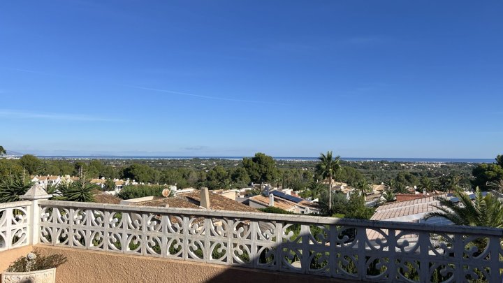 Renovierungsbedürftige Villa mit riesigem Grundstück, 2 Garagen und herrlicher Aussicht in La Sella