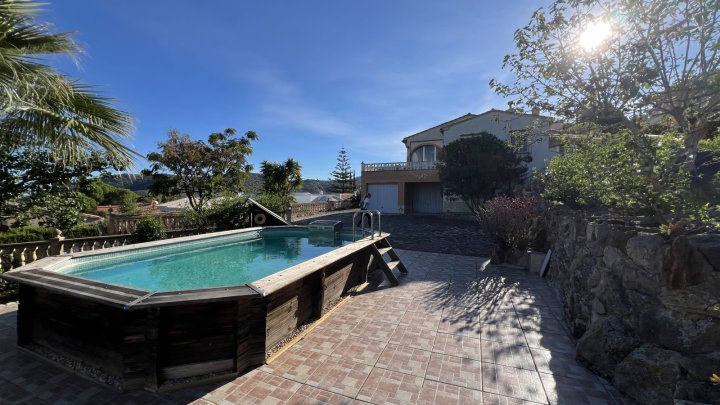 Renovierungsbedürftige Villa mit riesigem Grundstück, 2 Garagen und herrlicher Aussicht in La Sella