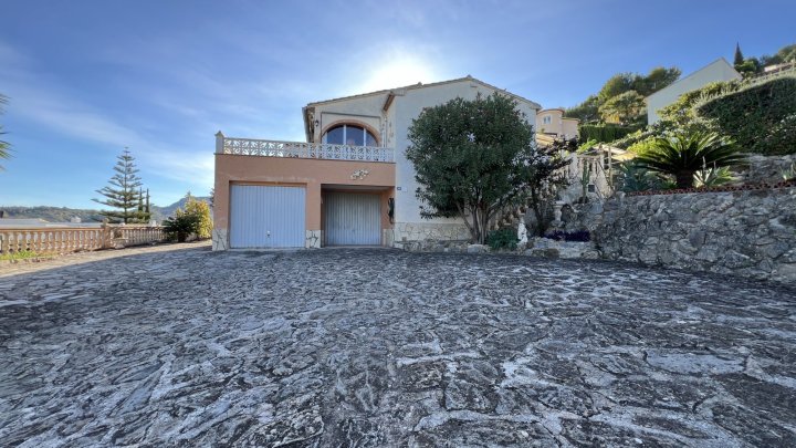 Renovierungsbedürftige Villa mit riesigem Grundstück, 2 Garagen und herrlicher Aussicht in La Sella