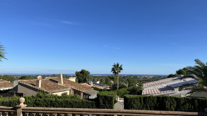 Renovierungsbedürftige Villa mit riesigem Grundstück, 2 Garagen und herrlicher Aussicht in La Sella