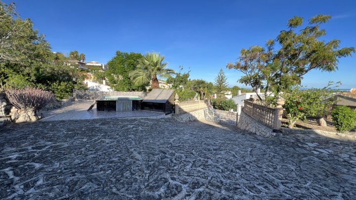Renovierungsbedürftige Villa mit riesigem Grundstück, 2 Garagen und herrlicher Aussicht in La Sella