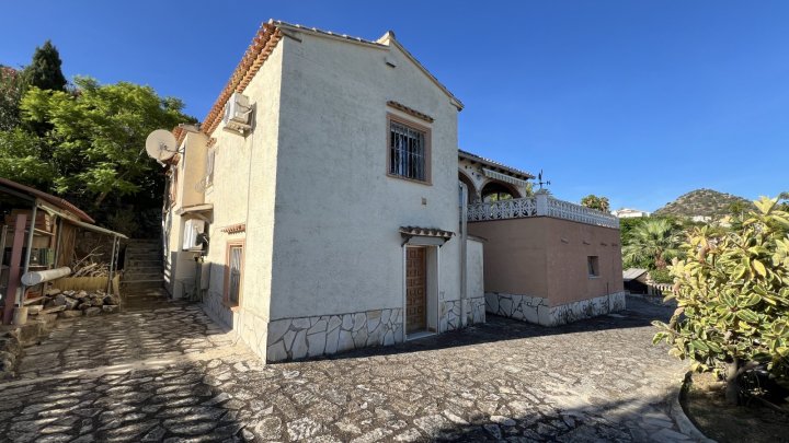 Renovierungsbedürftige Villa mit riesigem Grundstück, 2 Garagen und herrlicher Aussicht in La Sella