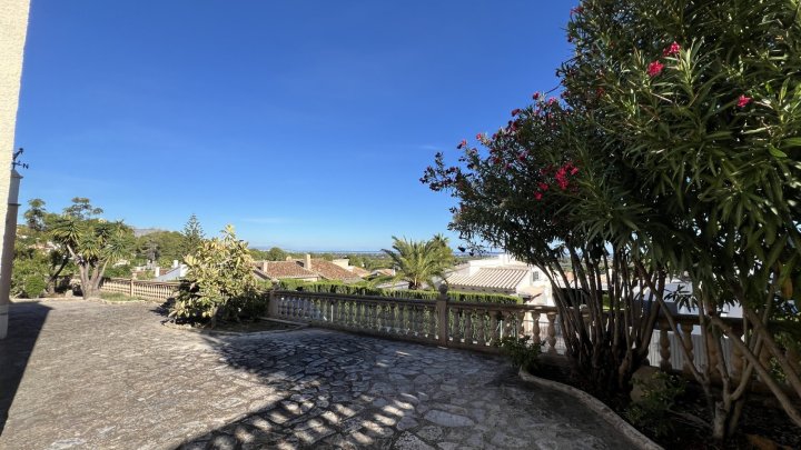 Renovierungsbedürftige Villa mit riesigem Grundstück, 2 Garagen und herrlicher Aussicht in La Sella