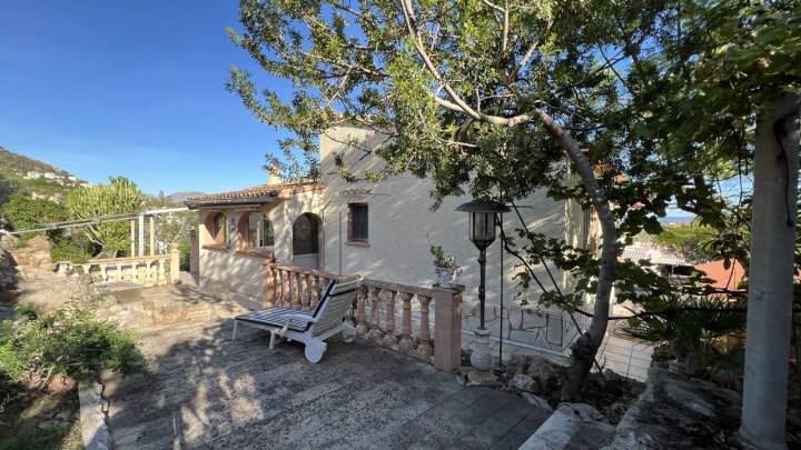 Renovierungsbedürftige Villa mit riesigem Grundstück, 2 Garagen und herrlicher Aussicht in La Sella