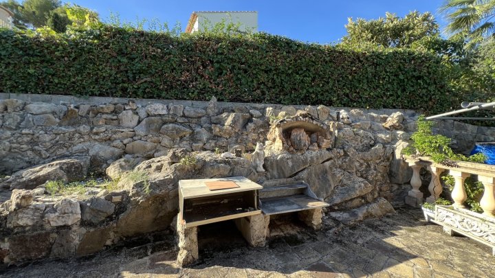 Renovierungsbedürftige Villa mit riesigem Grundstück, 2 Garagen und herrlicher Aussicht in La Sella