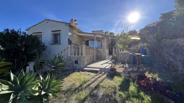 Renovierungsbedürftige Villa mit riesigem Grundstück, 2 Garagen und herrlicher Aussicht in La Sella