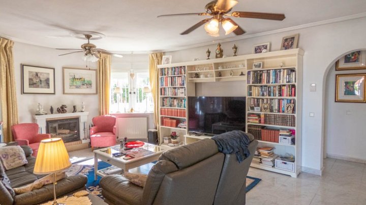 Wunderschöne Villa mit 5 Schlafzimmern, 5 Bädern, Gästeappartement und Privatpool