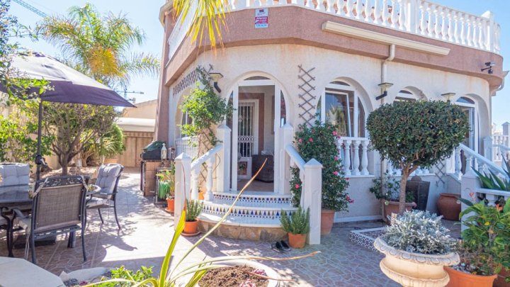 Wunderschöne Villa mit 5 Schlafzimmern, 5 Bädern, Gästeappartement und Privatpool