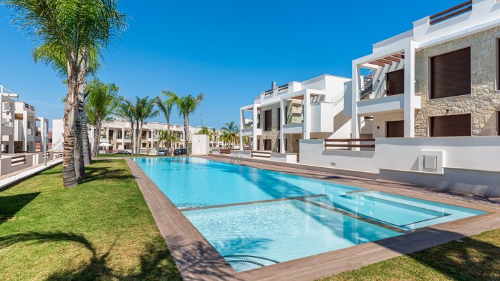 Sehr schöne Obergeschoss-Wohnungen mit 4 Schlafzimmern, 2 Badezimmern, Dachterrasse und 2 Gemeinschaftspool