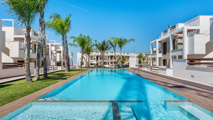 Sehr schöne Obergeschoss-Wohnungen mit 4 Schlafzimmern, 2 Badezimmern, Dachterrasse und 2 Gemeinschaftspool