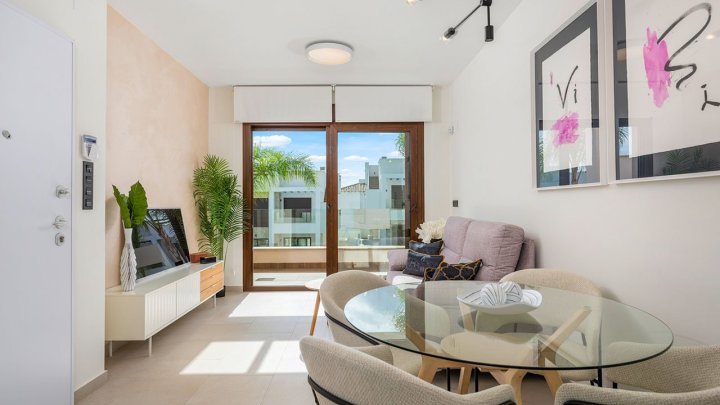 Sehr schöne Obergeschoss-Wohnungen mit 4 Schlafzimmern, 2 Badezimmern, Dachterrasse und 2 Gemeinschaftspool