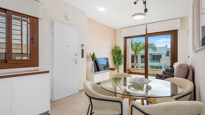Sehr schöne Obergeschoss-Wohnungen mit 4 Schlafzimmern, 2 Badezimmern, Dachterrasse und 2 Gemeinschaftspool