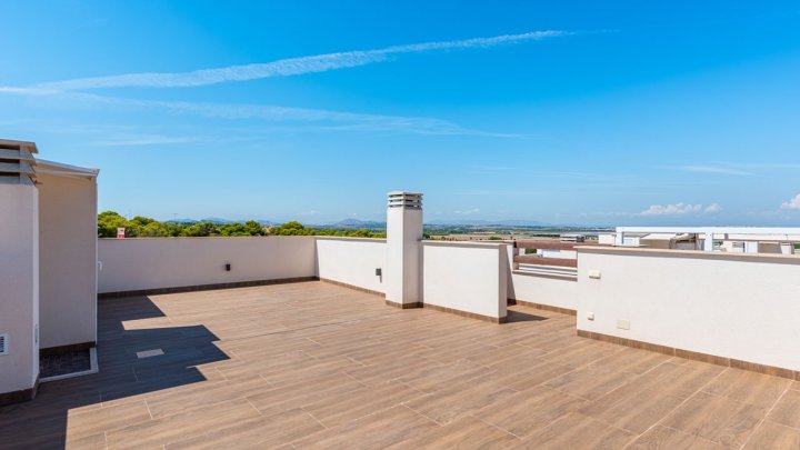 Sehr schöne Obergeschoss-Wohnungen mit 4 Schlafzimmern, 2 Badezimmern, Dachterrasse und 2 Gemeinschaftspool