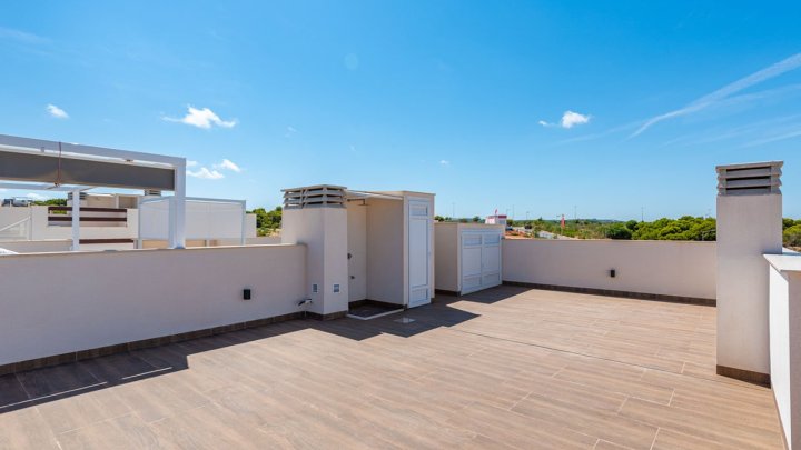Sehr schöne Obergeschoss-Wohnungen mit 4 Schlafzimmern, 2 Badezimmern, Dachterrasse und 2 Gemeinschaftspool