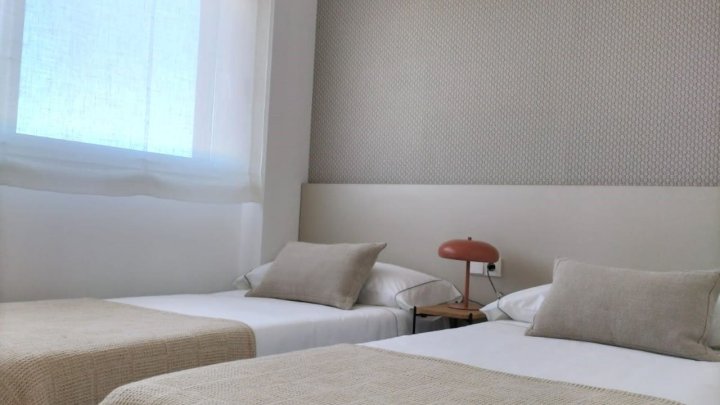 Moderne und komfortable Reihenhäuser mit 2 Schlafzimmern, 2 Bädern und Gemeinschaftspool in Golfanlage