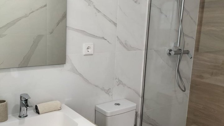 Moderne und komfortable Reihenhäuser mit 2 Schlafzimmern, 2 Bädern und Gemeinschaftspool in Golfanlage