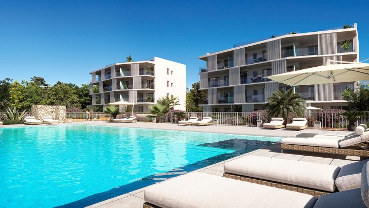 Appartements mit 2 Schlafzimmern, 2 Bädern, Klimaanlage, Gemeinschaftspool, Kfz-Stellplatz und Ausblick auf den nahegelegenen Jachthafen