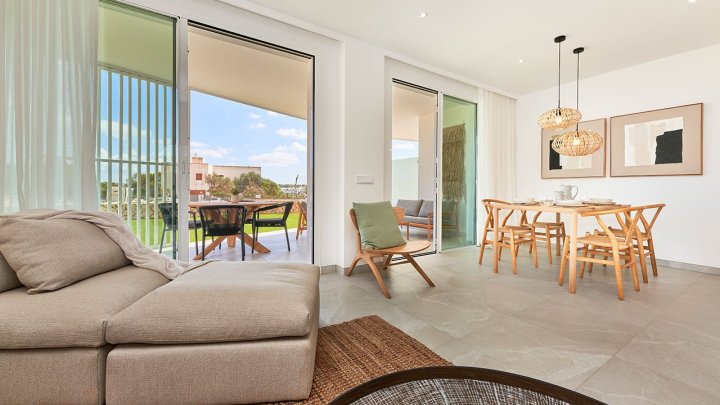 Appartements mit 2 Schlafzimmern, 2 Bädern, Klimaanlage, Gemeinschaftspool, Kfz-Stellplatz und Ausblick auf den nahegelegenen Jachthafen
