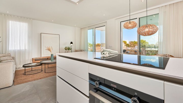 Appartements mit 2 Schlafzimmern, 2 Bädern, Klimaanlage, Gemeinschaftspool, Kfz-Stellplatz und Ausblick auf den nahegelegenen Jachthafen