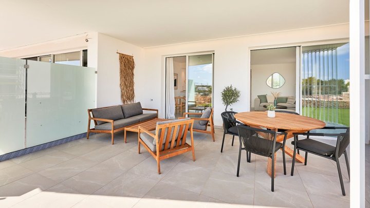 Appartements mit 2 Schlafzimmern, 2 Bädern, Klimaanlage, Gemeinschaftspool, Kfz-Stellplatz und Ausblick auf den nahegelegenen Jachthafen