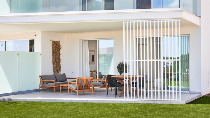 Appartements mit 2 Schlafzimmern, 2 Bädern, Klimaanlage, Gemeinschaftspool, Kfz-Stellplatz und Ausblick auf den nahegelegenen Jachthafen