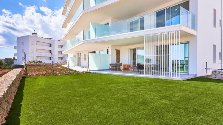 Appartements mit 2 Schlafzimmern, 2 Bädern, Klimaanlage, Gemeinschaftspool, Kfz-Stellplatz und Ausblick auf den nahegelegenen Jachthafen