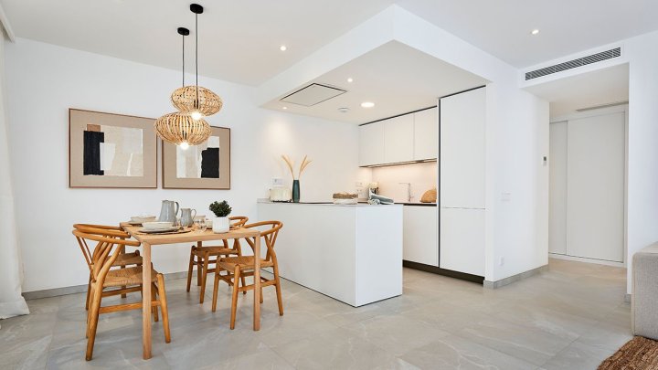 Appartements mit 2 Schlafzimmern, 2 Bädern, Klimaanlage, Gemeinschaftspool, Kfz-Stellplatz und Ausblick auf den nahegelegenen Jachthafen