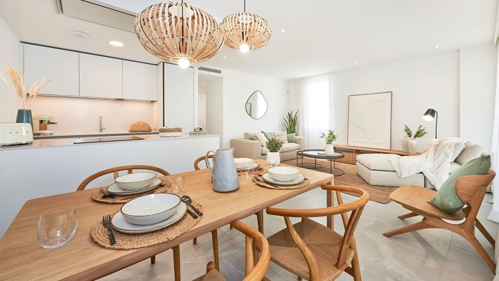Appartements mit 2 Schlafzimmern, 2 Bädern, Klimaanlage, Gemeinschaftspool, Kfz-Stellplatz und Ausblick auf den nahegelegenen Jachthafen