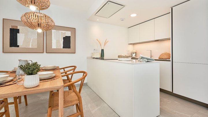 Appartements mit 2 Schlafzimmern, 2 Bädern, Klimaanlage, Gemeinschaftspool, Kfz-Stellplatz und Ausblick auf den nahegelegenen Jachthafen