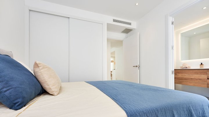 Appartements mit 2 Schlafzimmern, 2 Bädern, Klimaanlage, Gemeinschaftspool, Kfz-Stellplatz und Ausblick auf den nahegelegenen Jachthafen