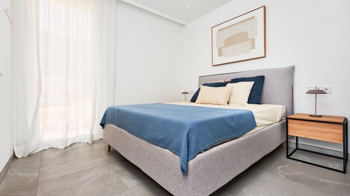 Appartements mit 2 Schlafzimmern, 2 Bädern, Klimaanlage, Gemeinschaftspool, Kfz-Stellplatz und Ausblick auf den nahegelegenen Jachthafen