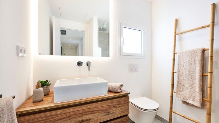 Appartements mit 2 Schlafzimmern, 2 Bädern, Klimaanlage, Gemeinschaftspool, Kfz-Stellplatz und Ausblick auf den nahegelegenen Jachthafen