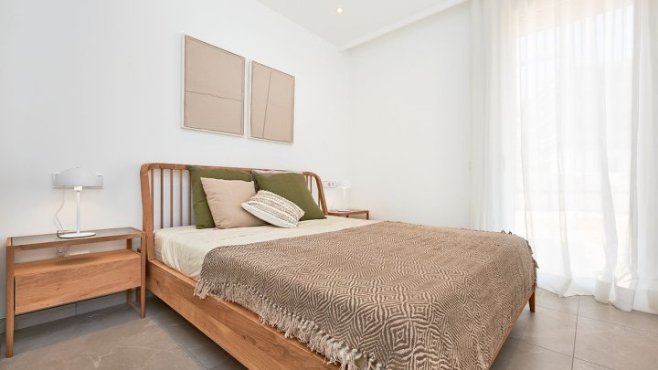 Appartements mit 2 Schlafzimmern, 2 Bädern, Klimaanlage, Gemeinschaftspool, Kfz-Stellplatz und Ausblick auf den nahegelegenen Jachthafen