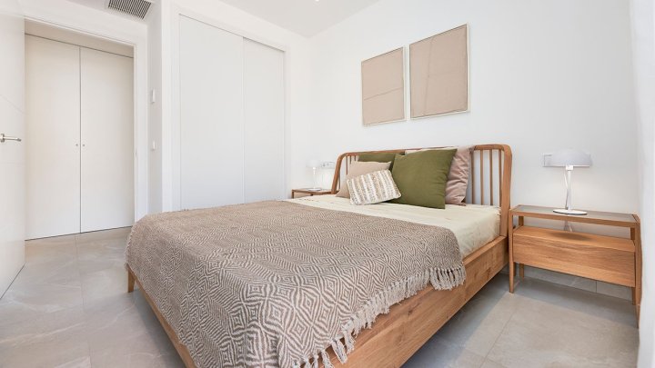 Appartements mit 2 Schlafzimmern, 2 Bädern, Klimaanlage, Gemeinschaftspool, Kfz-Stellplatz und Ausblick auf den nahegelegenen Jachthafen
