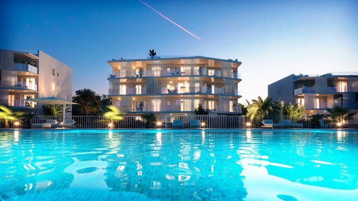 Appartements mit 2 Schlafzimmern, 2 Bädern, Klimaanlage, Gemeinschaftspool, Kfz-Stellplatz und Ausblick auf den nahegelegenen Jachthafen