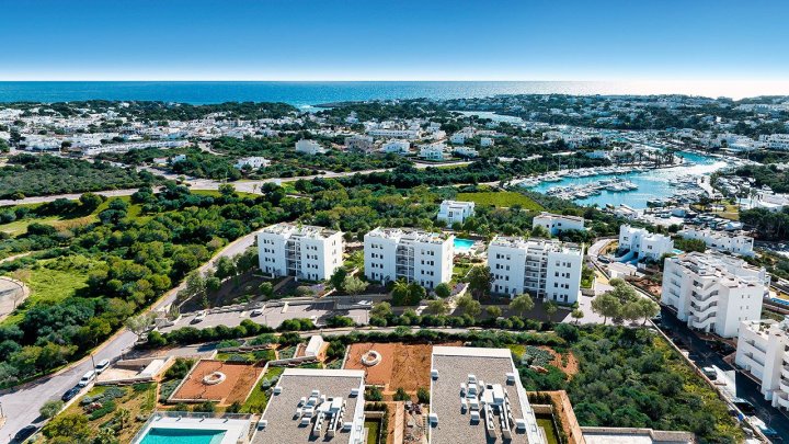Appartements mit 2 Schlafzimmern, 2 Bädern, Klimaanlage, Gemeinschaftspool, Kfz-Stellplatz und Ausblick auf den nahegelegenen Jachthafen