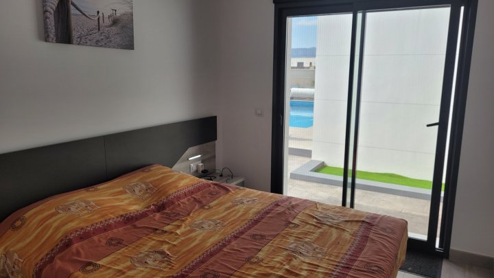 Moderne Villa mit 3 Schlafzimmern, 2 Bädern, beheiztem Pool und Touristenmietlizenz