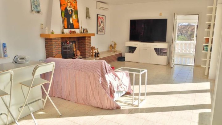 Fantastische Villa mit 9 Schlafzimmern, 4 Bädern, Privatpool, 3 Garagen und schönem Ausblick